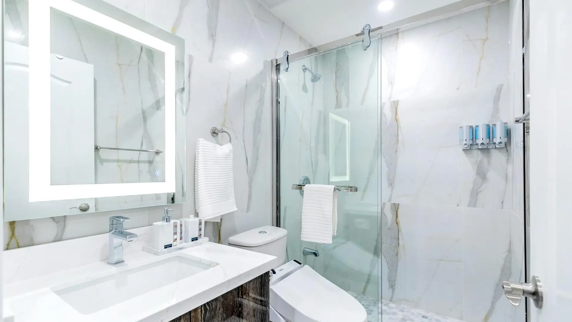 छुट्टी का घर Modern Pet-Friendly Chinatown Apartment Canada