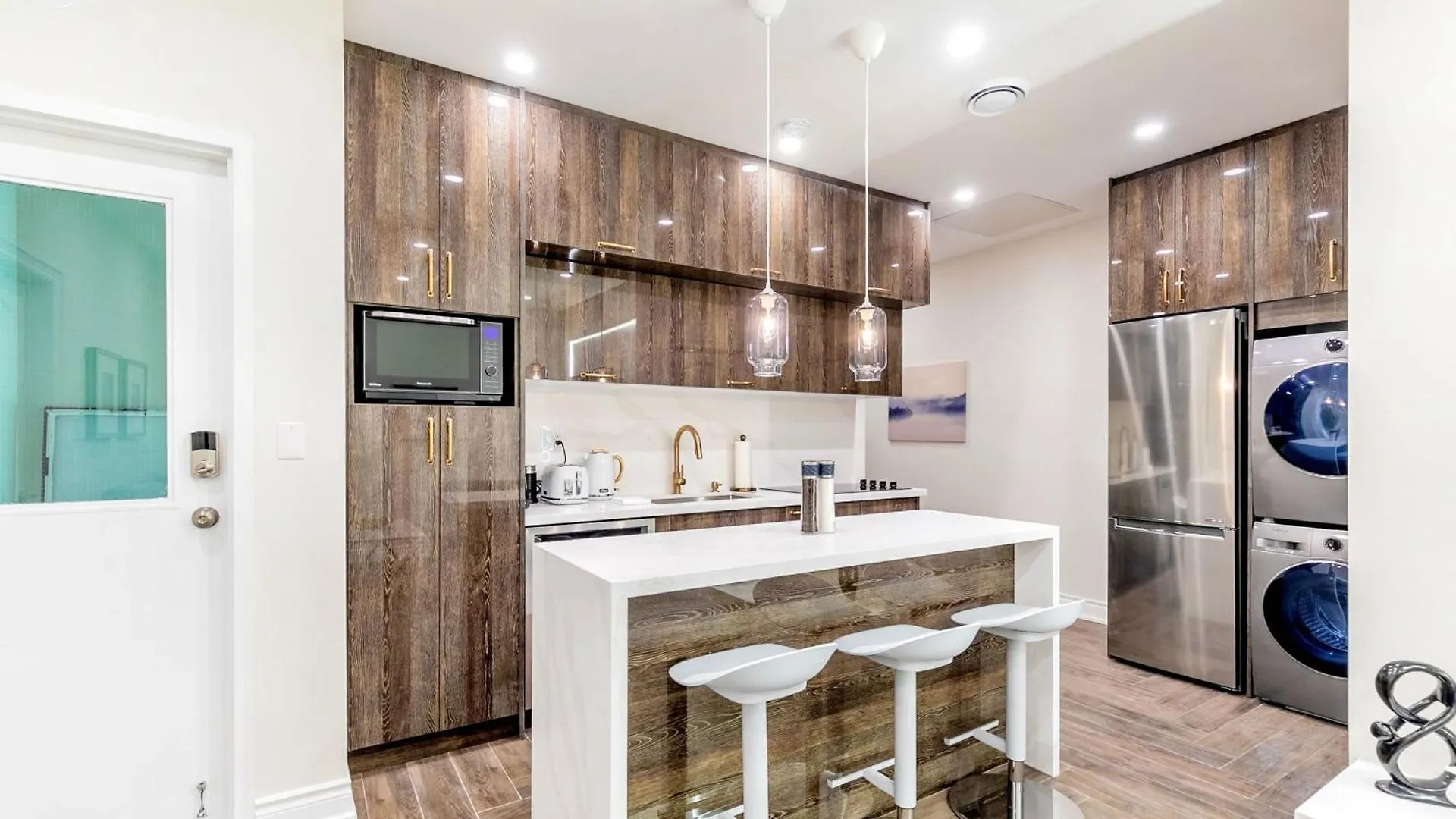 Modern Pet-Friendly Chinatown Apartment Toronto