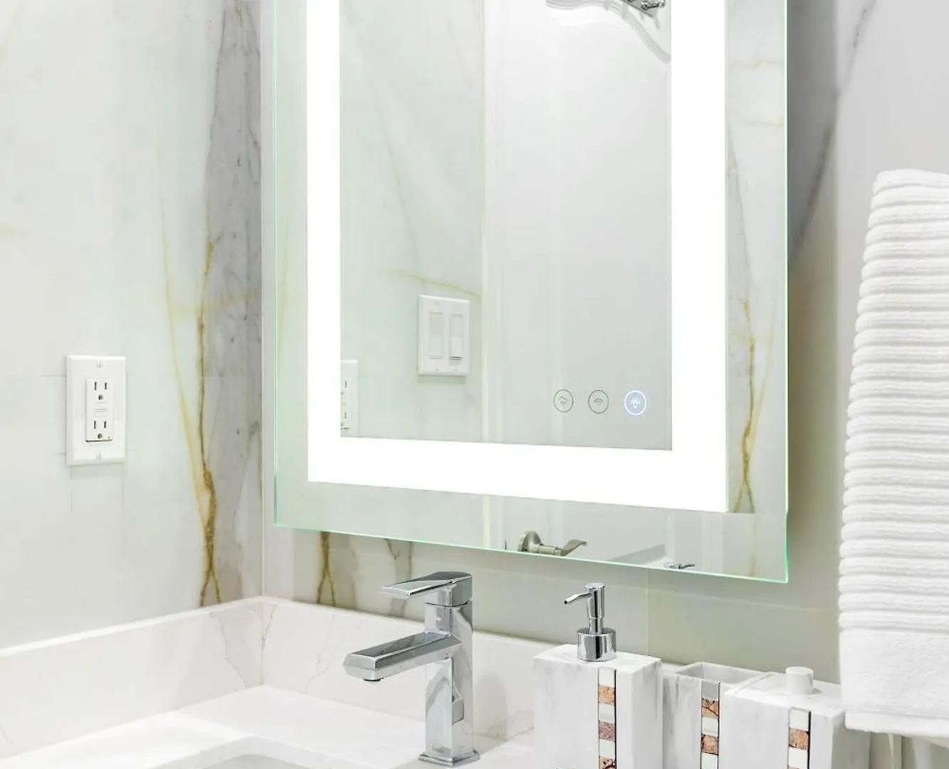 Modern Pet-Friendly Chinatown Apartment Toronto