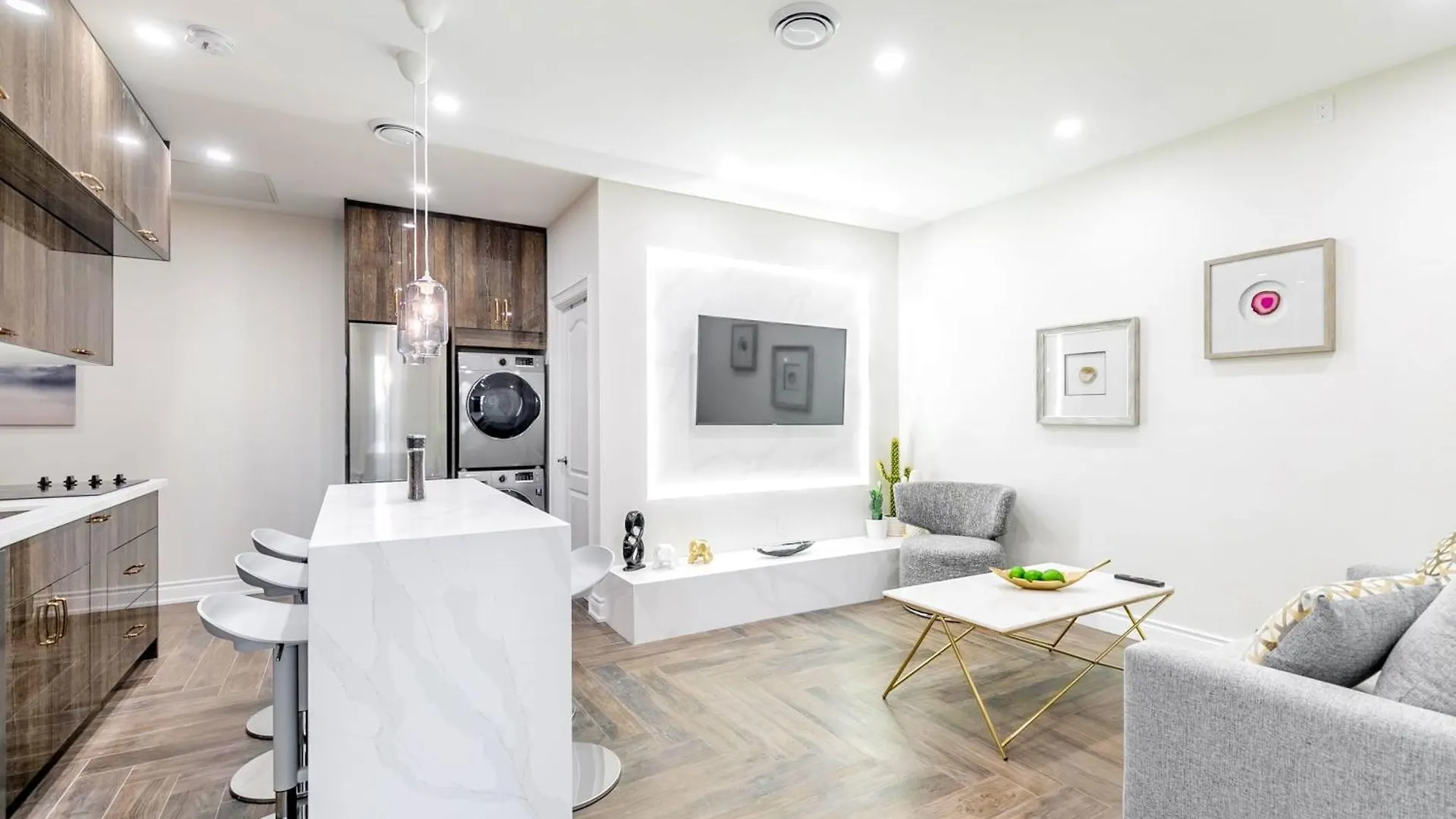 Modern Pet-Friendly Chinatown Apartment Toronto Canada