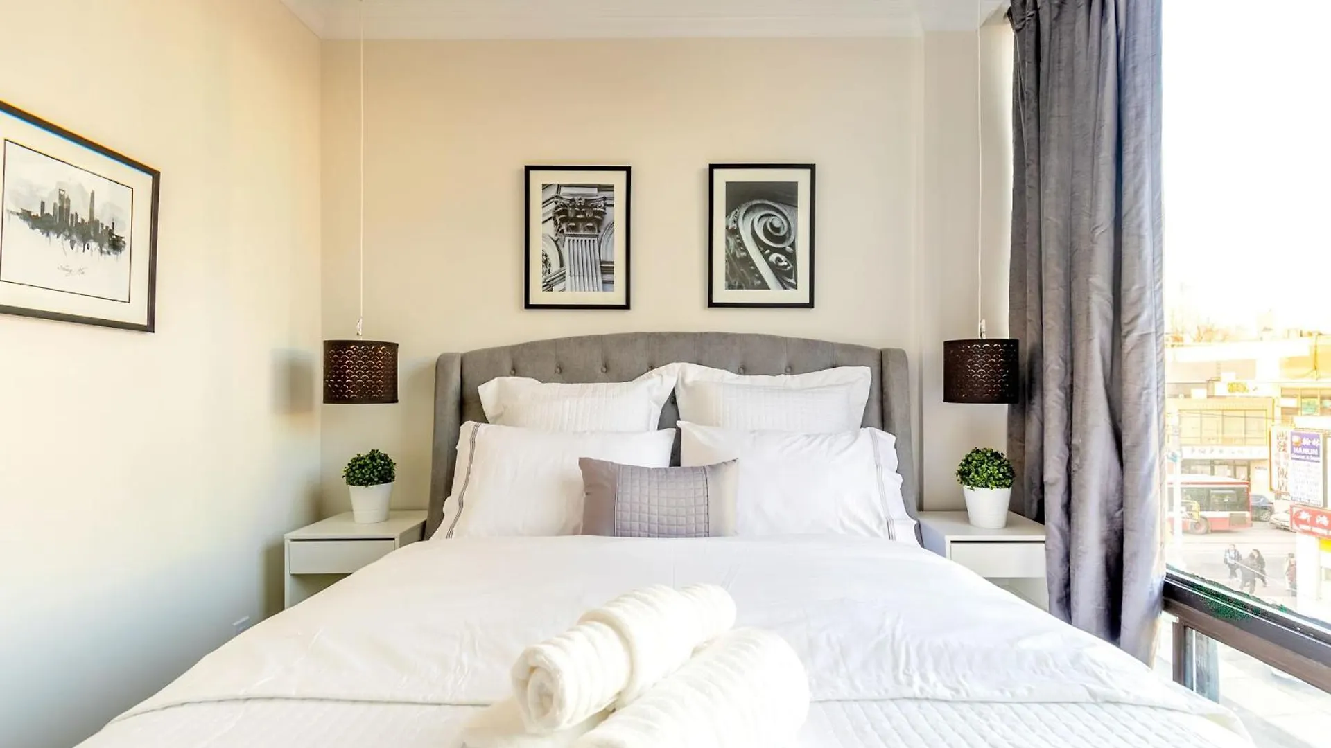 Modern Pet-Friendly Chinatown Apartment Toronto Canada